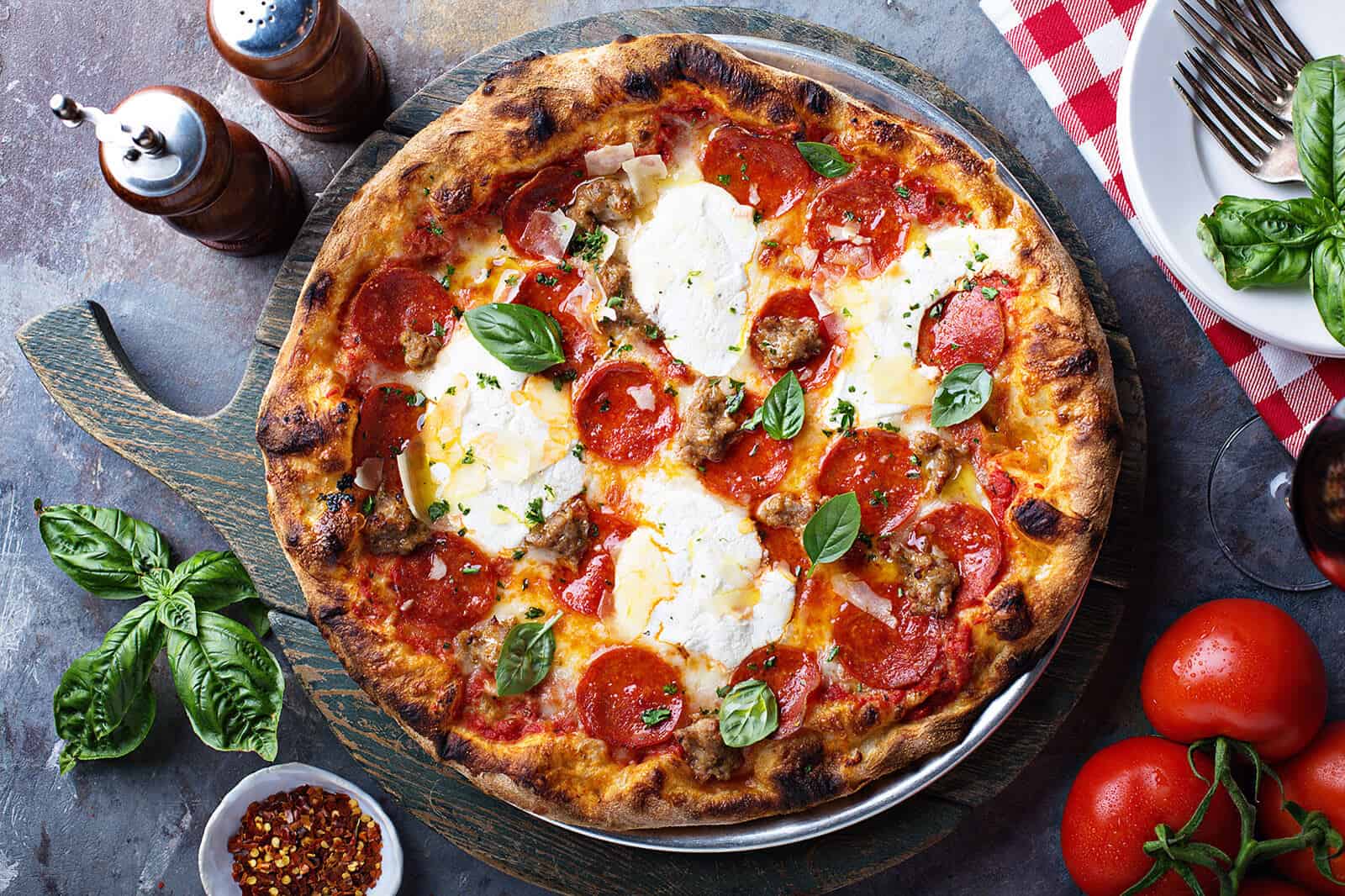 Pizza servírovaná na stole